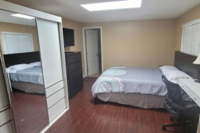 Bright, spacious private room with bathroom.Private entrance.Kitchen access.